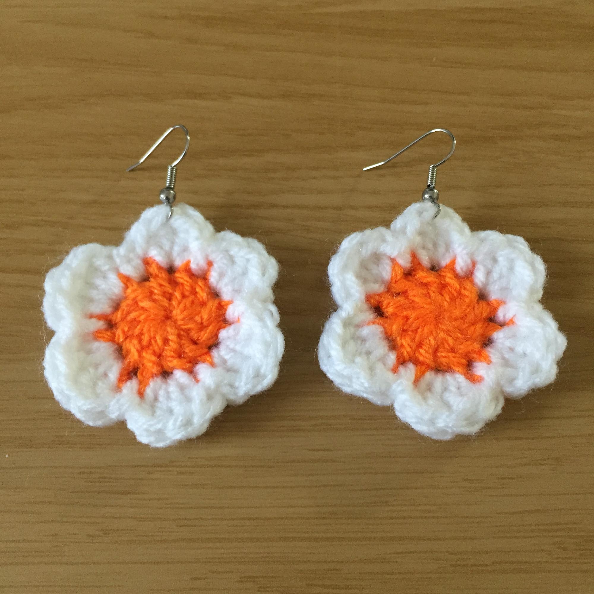 White daisy earrings best sale